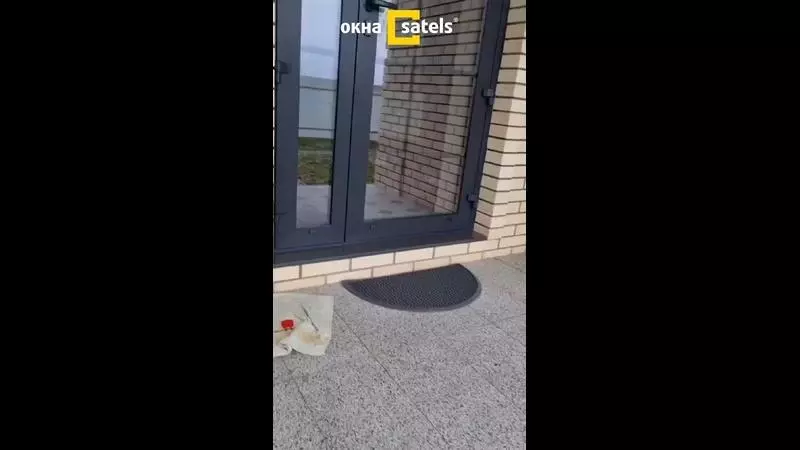 Алюминиевая входная дверь в кирпичный коттедж